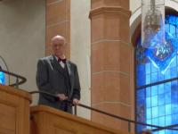 Elegant noch mit 80 Jahren: Chor-Sänger Gebhard Göpfert am Weihnachtskonzert in Ihringen